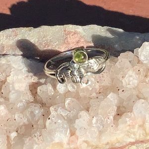 BOUTIQUE PERIDOT FLORAL 925 STERLING SILVER RING